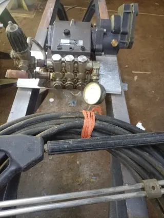 Manguera y bomba de alta presión