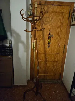 Mueble de madera con cajones y puertas