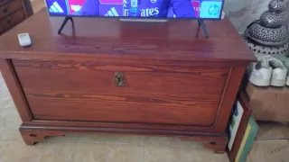 Mueble de madera con cajones y puertas