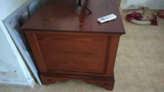 Mueble de madera con cajones y puertas