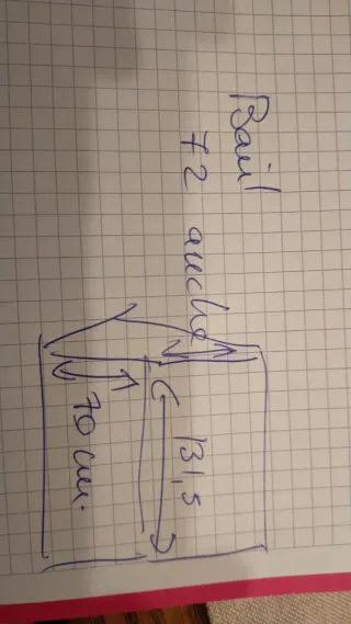 Mueble de madera con cajones y puertas