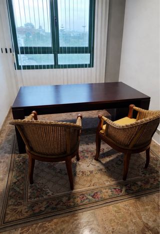 Mesa Roble Oscuro y 2 Sillas Clásicas