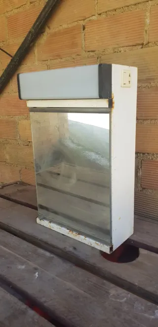 Armadio metallico con porta in vetro