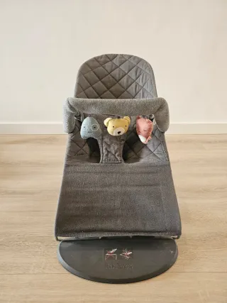 Hamaca BabyBjörn gris con juguetes