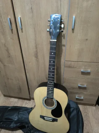 Guitarra, tiene algún golpe pero no sé nota