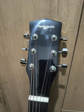 Guitarra, tiene algún golpe pero no sé nota