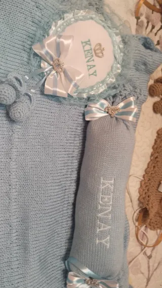 Toquilla de bebé tejida con lazos