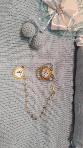 Toquilla de bebé tejida con lazos