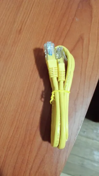 Cable de red RJ45 amarillo