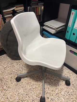Silla de escritorio blanca y gris