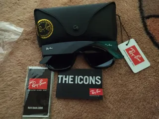 Ray-Ban Mega Wayfarer RB0840F en color negro.