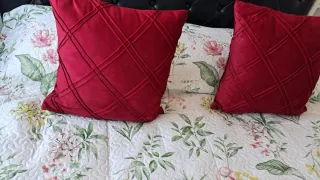 cojín rojas con diseño el precio cada una