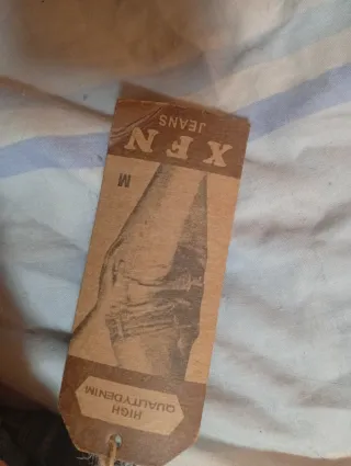 Pantalón vaquero con flores