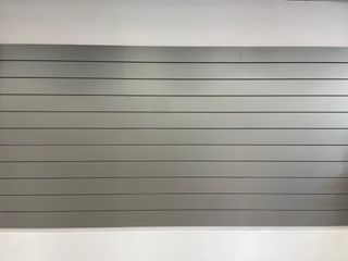 Paneles expositores ranurados metálicos.