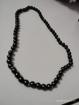 Gargantilla negra con detalles dorados