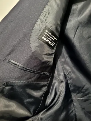 Elegante traje negro para hombre