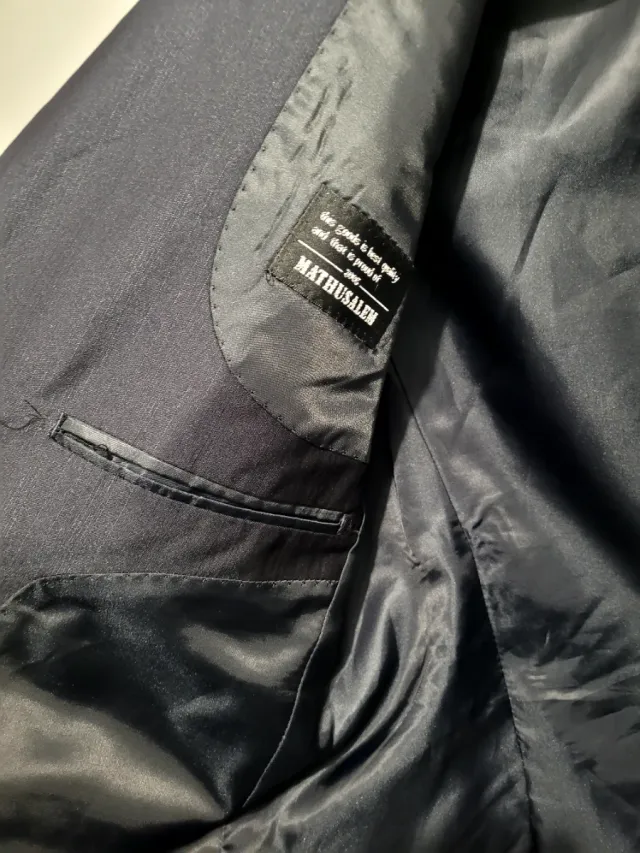 Elegante traje negro para hombre