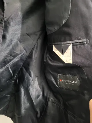 Elegante traje negro para hombre