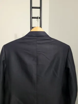Elegante traje negro para hombre