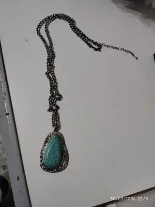 Collar con colgante de turquesa.