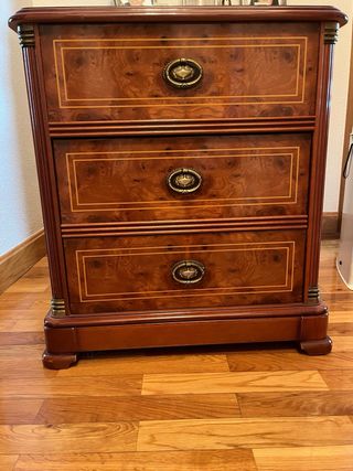 Armario con 4 puertas, 2 camas de 90 cm y mesita