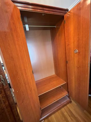 Armario con 4 puertas, 2 camas de 90 cm y mesita