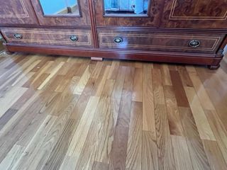 Armario con 4 puertas, 2 camas de 90 cm y mesita