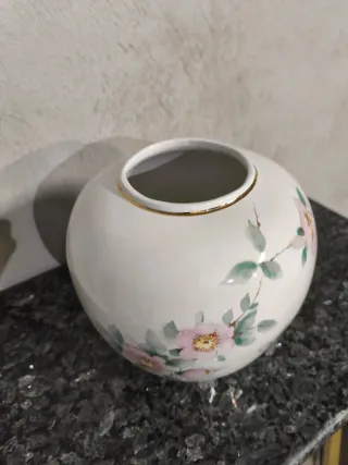 Jarrón de porcelana con flores rosas