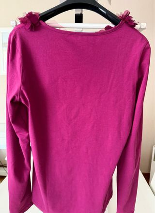 Camiseta con flores en cuello.talla 40-42