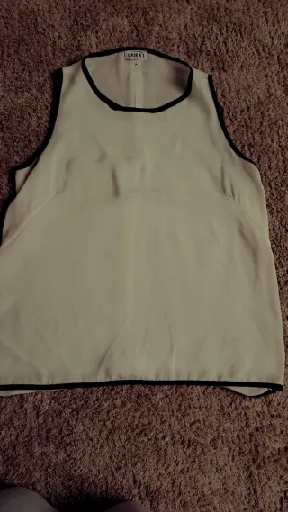 Camisa blanca plisada Camisa sin manga