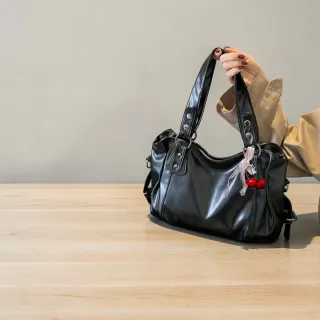 This Is A Fashionable And Versatile Shoulder Bag.