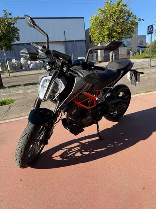 KTM Duke 125 en estado impecable, con solo 4.791 k