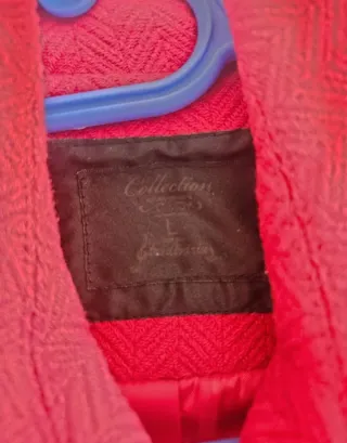 Chaqueta roja con cinturón de Stradivarius