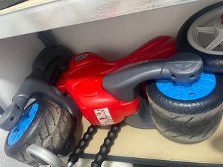 Moto de niño roja y azul