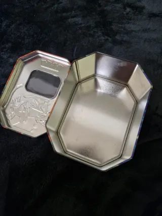 Latas de almacenamiento Pokémon vacías