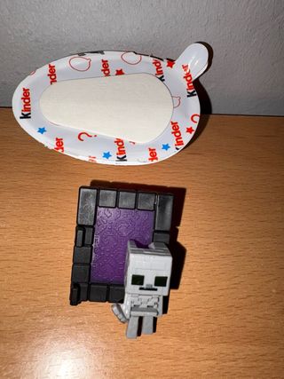 Funko Minecraft Kinder Joy Portal y Esqueleto