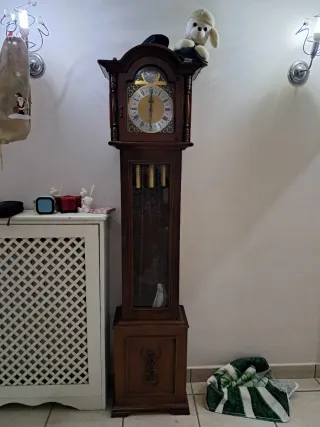 Orologio a pendolo in legno e vetro