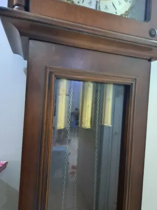 Orologio a pendolo in legno e vetro