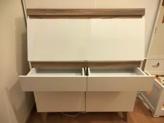 Escritorio blanco de madera