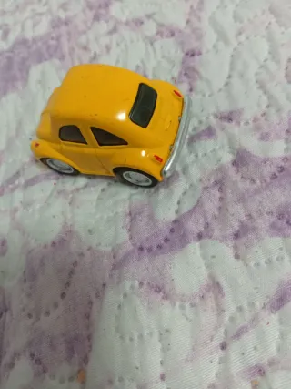 Coche de juguete amarillo