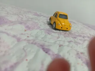 Coche de juguete amarillo