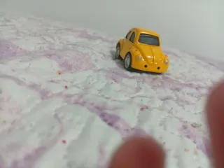 Coche de juguete amarillo