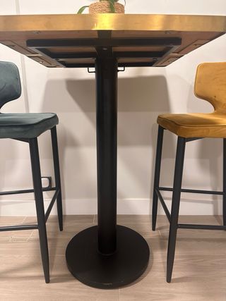 Mesa alta mármol/acero + 2 butacas terciopelo