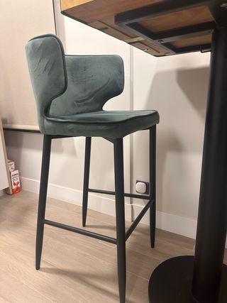 Mesa alta mármol/acero + 2 butacas terciopelo