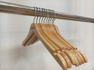 Lote 37 perchas madera Billabong