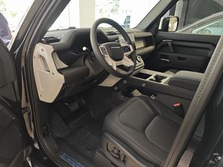 Land Rover Defender 2025