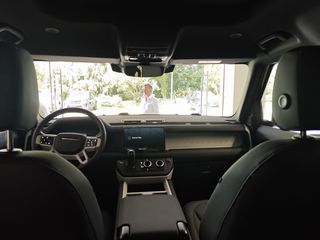 Land Rover Defender 2025