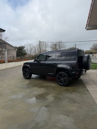 Land Rover Defender 2025