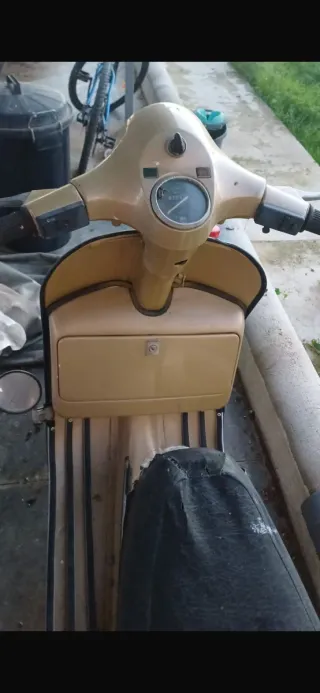 NEGOCIABLE Se vende Vespa años 80 beige