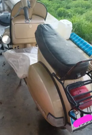 NEGOCIABLE Se vende Vespa años 80 beige
